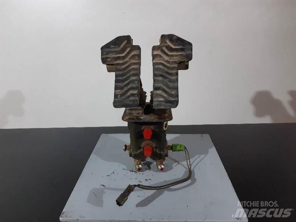 CAT 330C Кабіна
