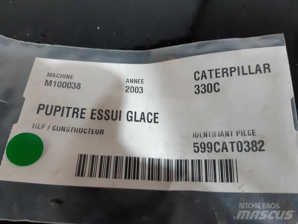 CAT 330C Кабіна
