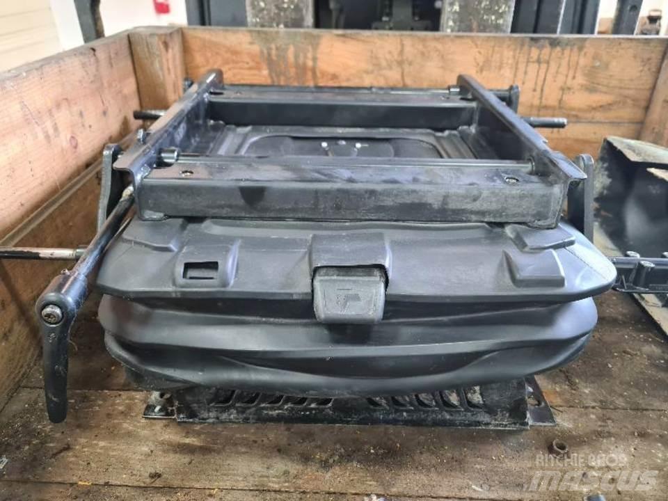CAT 336DL Кабіна
