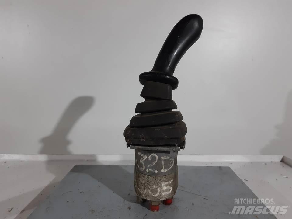 CAT 432D Кабіна