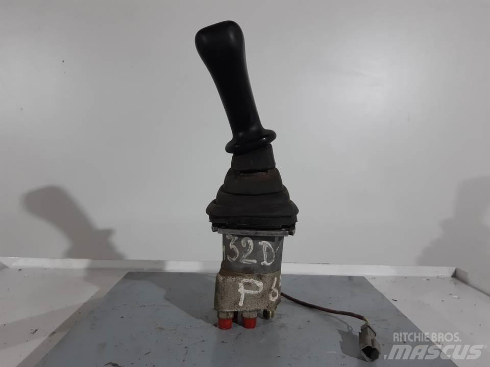CAT 432D Кабіна