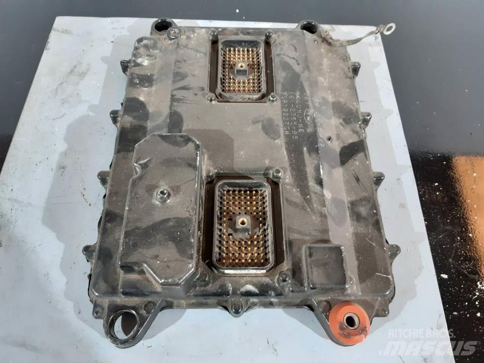CAT 725 Кабіна