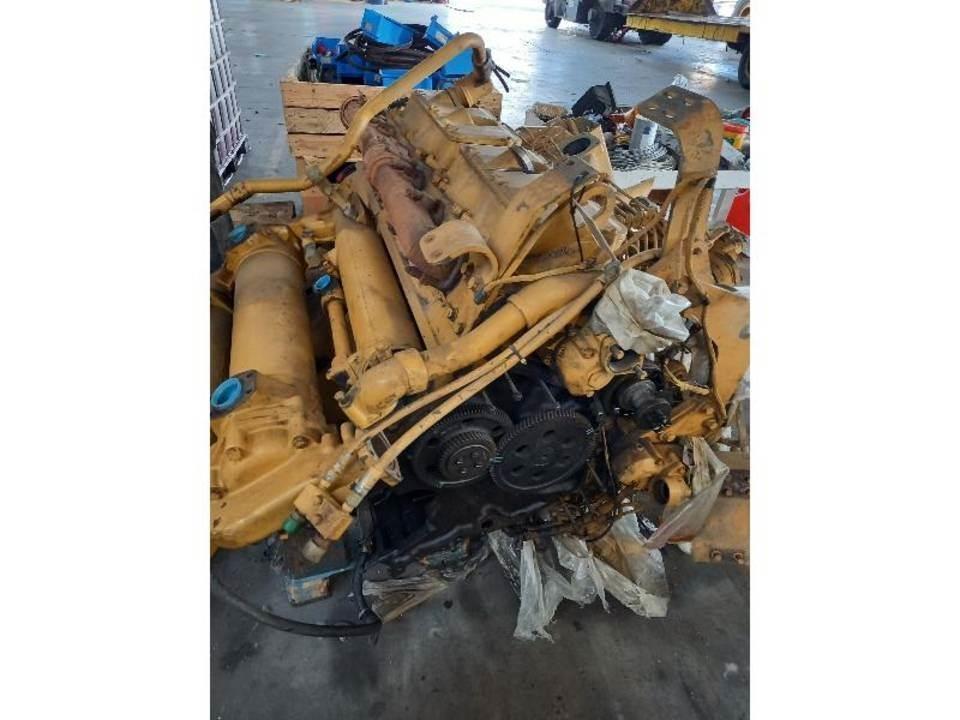 CAT 775B Двигуни