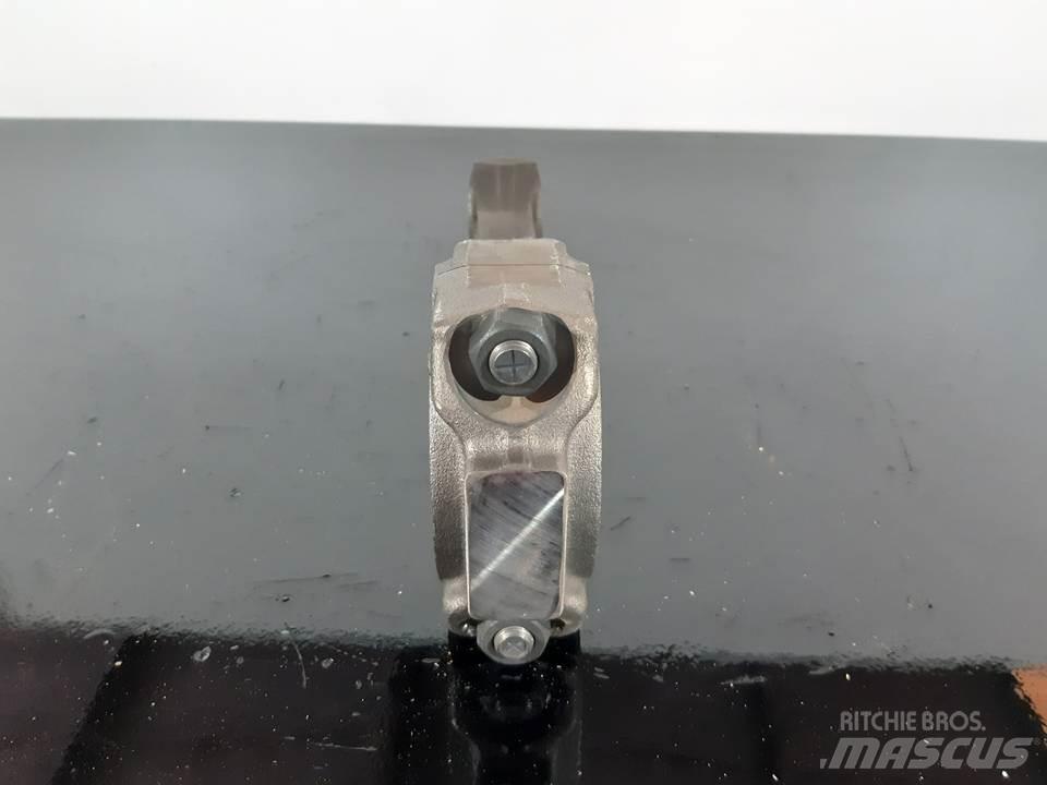 CAT D6C Двигуни