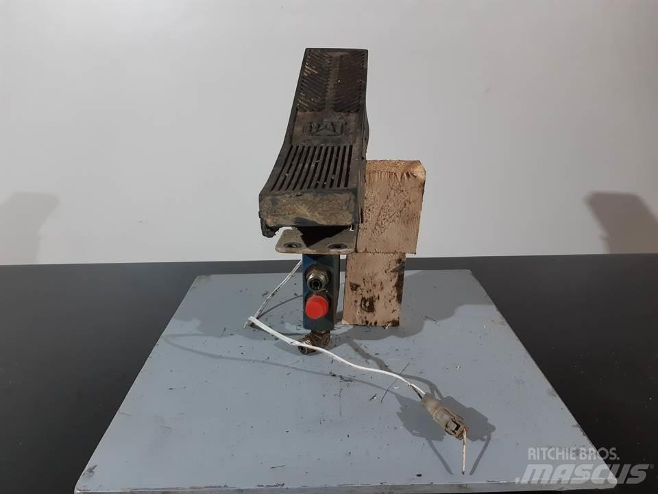CAT M312 Кабіна