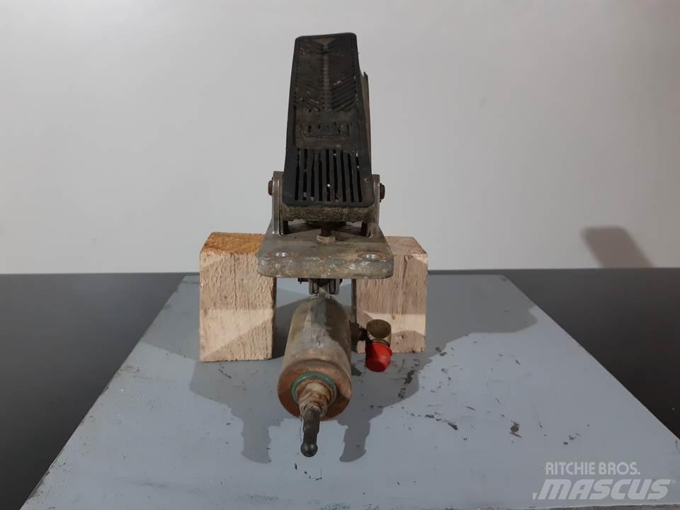 CAT M312 Кабіна