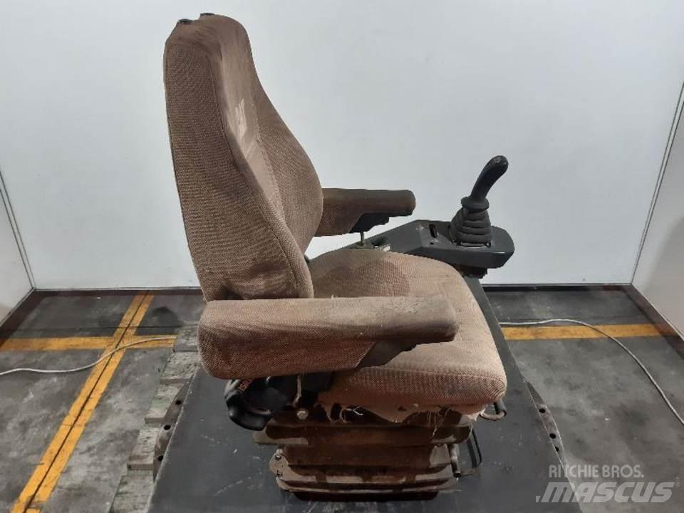 CAT M312 Кабіна