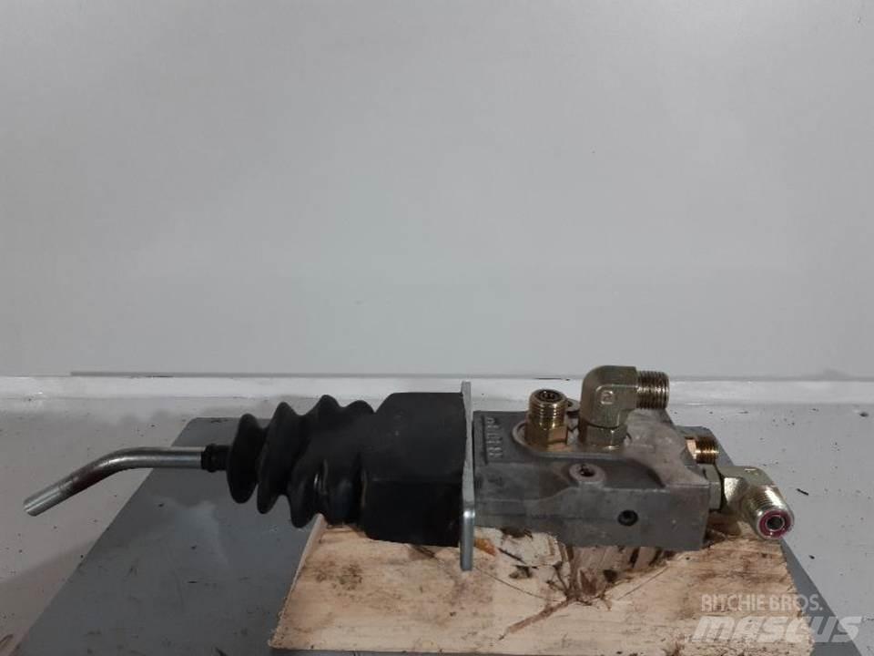 CAT M313C Кабіна