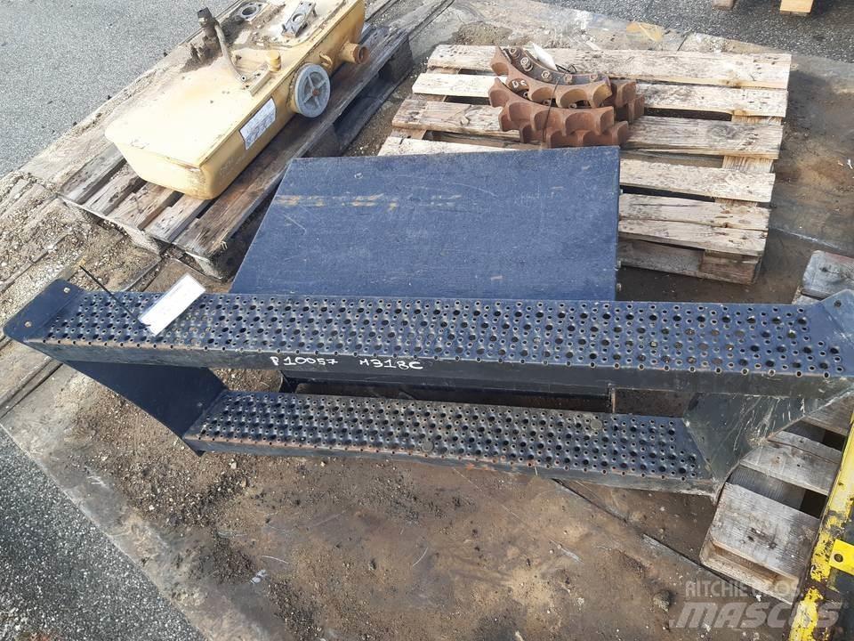 CAT M318C Кабіна