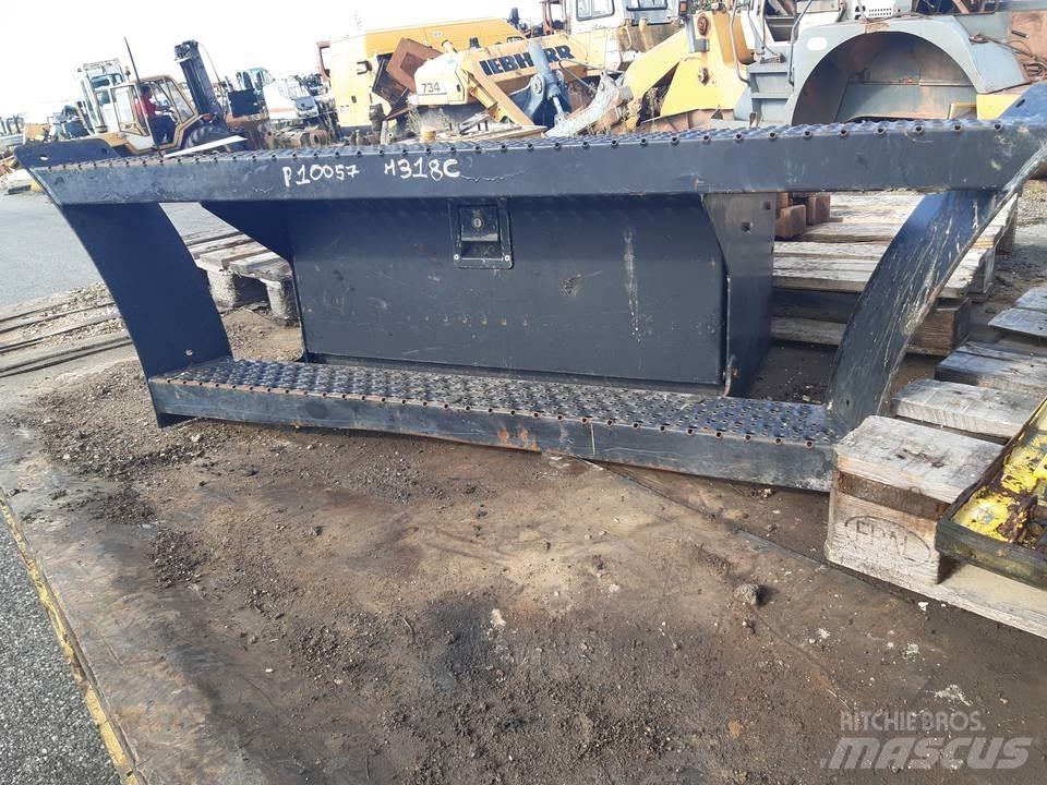 CAT M318C Кабіна