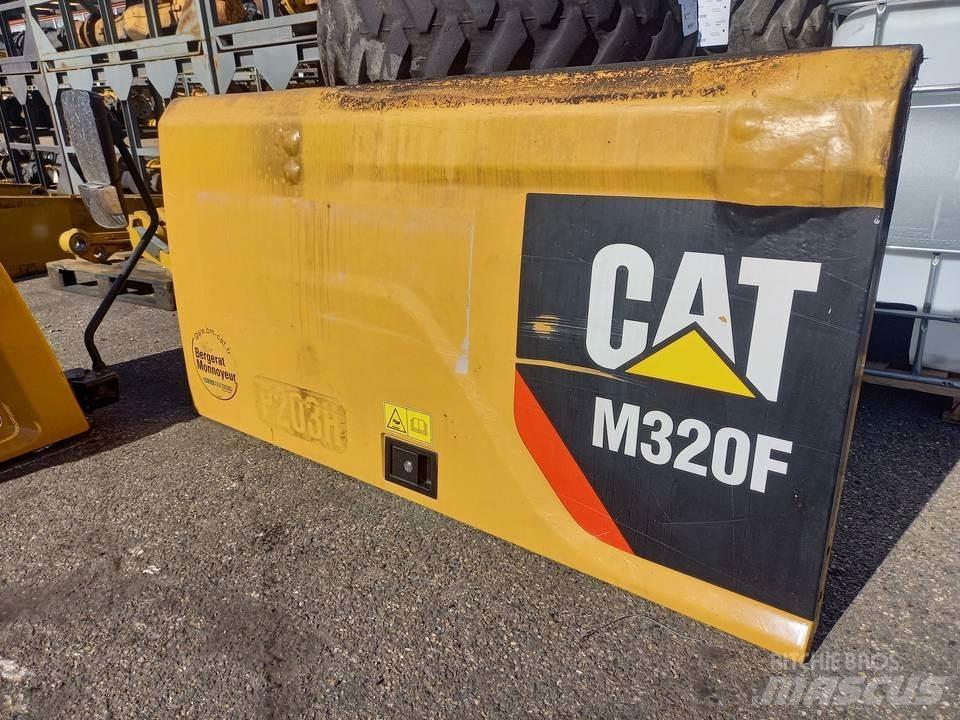 CAT M320F Кабіна