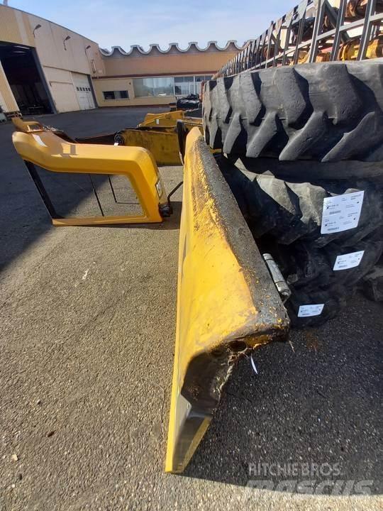 CAT M320F Кабіна