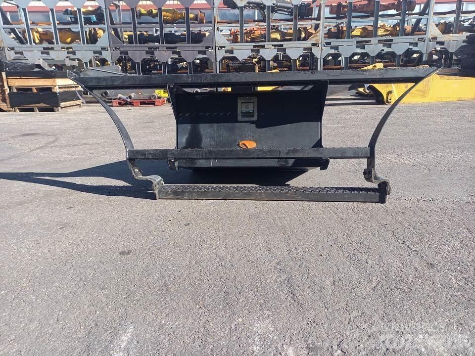 CAT M320F Кабіна