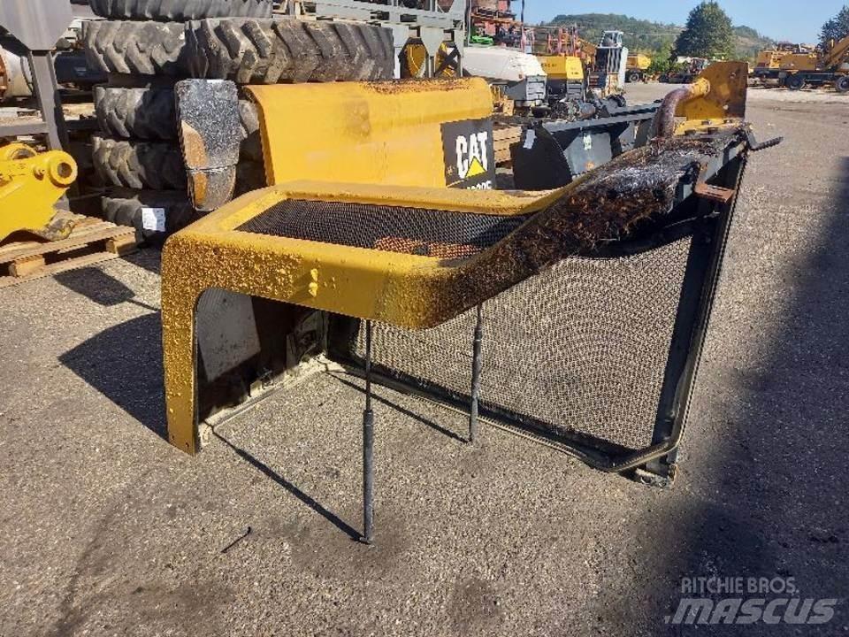 CAT M320F Кабіна