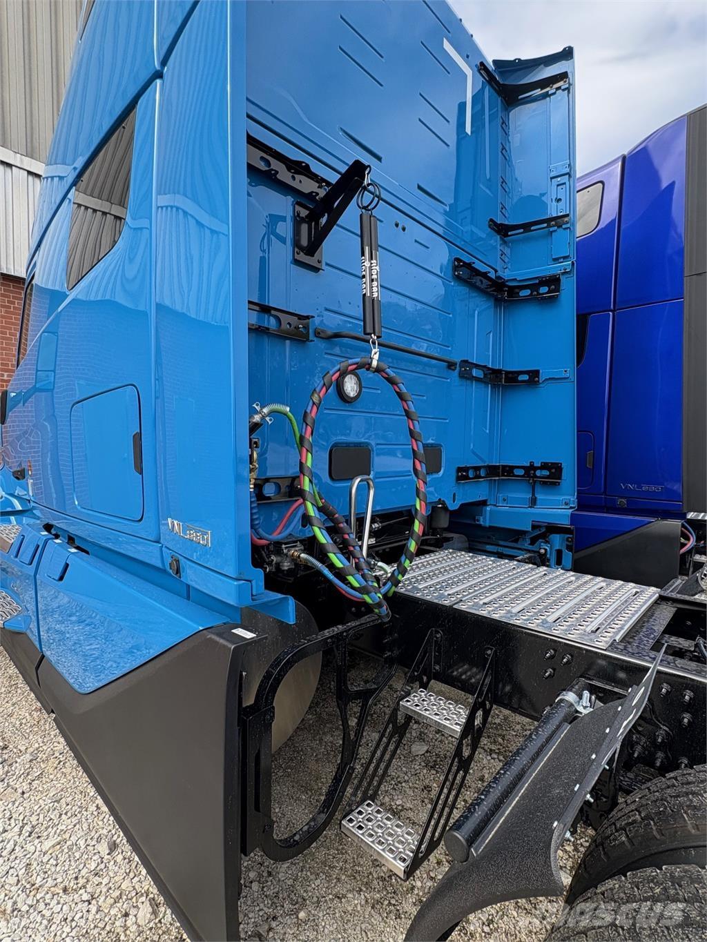 Volvo VNL Вантажівки / спеціальні