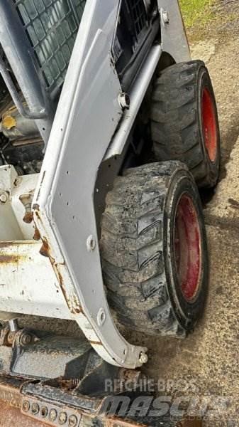 Bobcat S130 Міні-навантажувачі