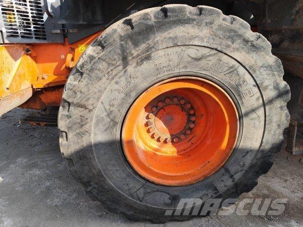 Hitachi ZW 220 Фронтальні навантажувачі