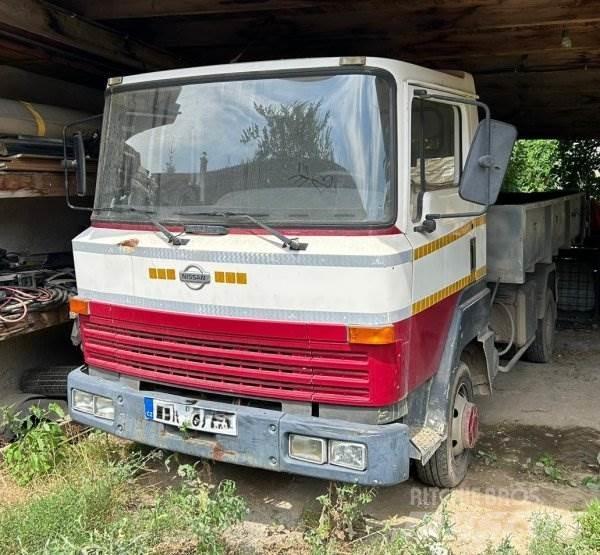 Nissan L351 Вантажівки з гаковим підйомом