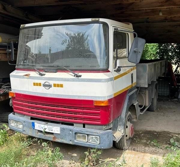 Nissan L351 Вантажівки з гаковим підйомом