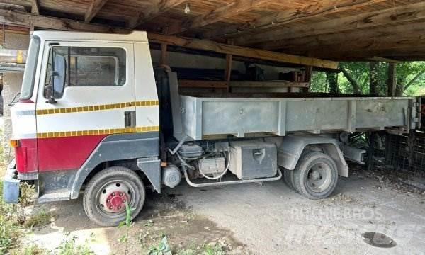 Nissan L351 Вантажівки з гаковим підйомом