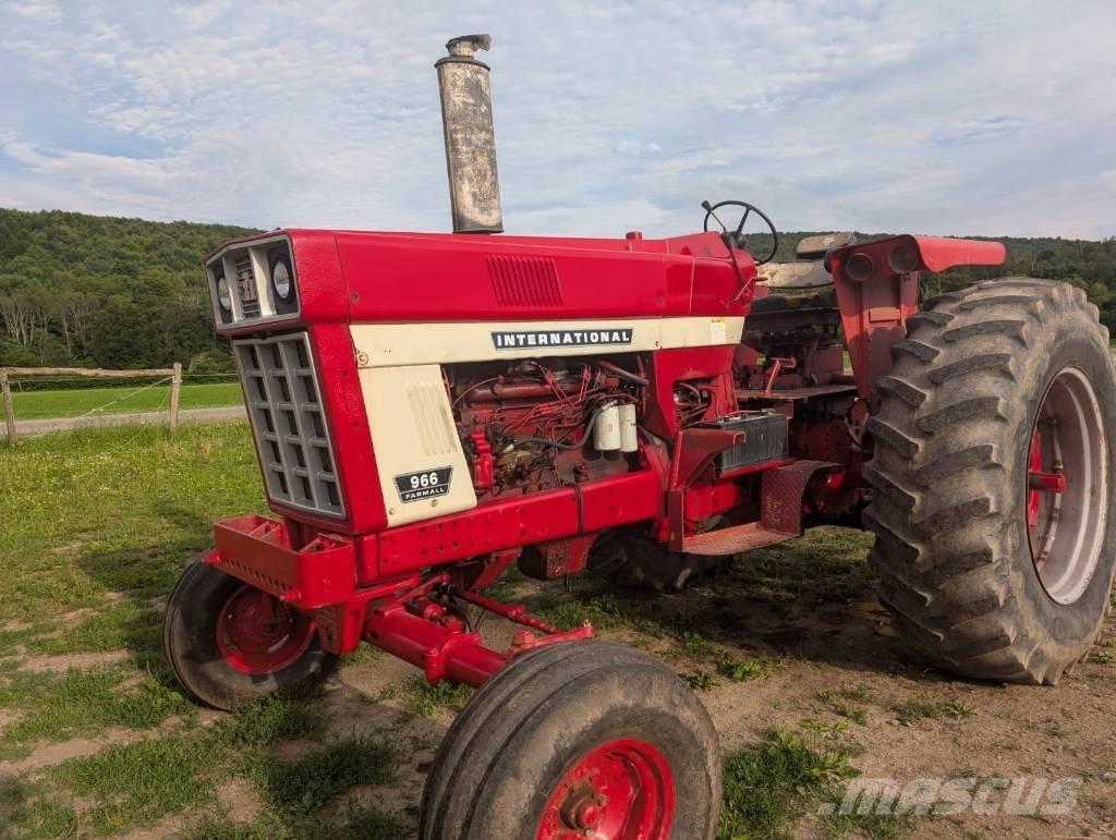 International 966 Трактори