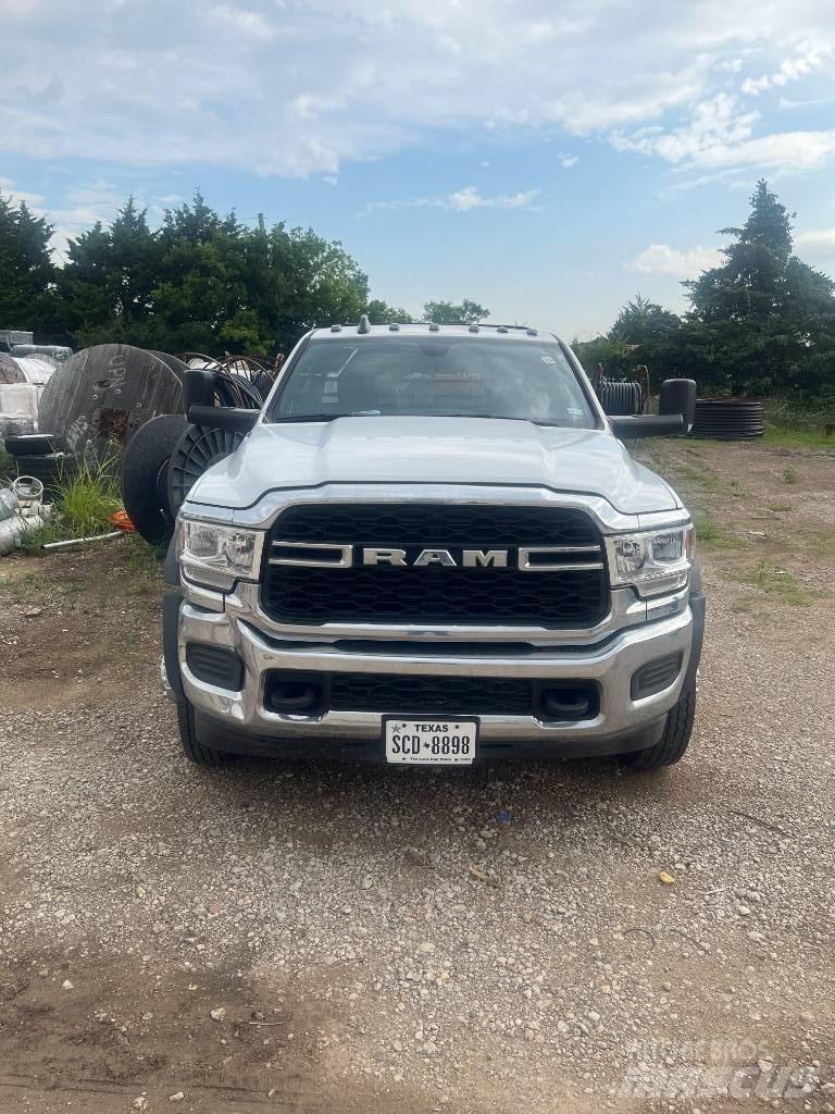 RAM 5500 Вантажівки-платформи/бокове розвантаження