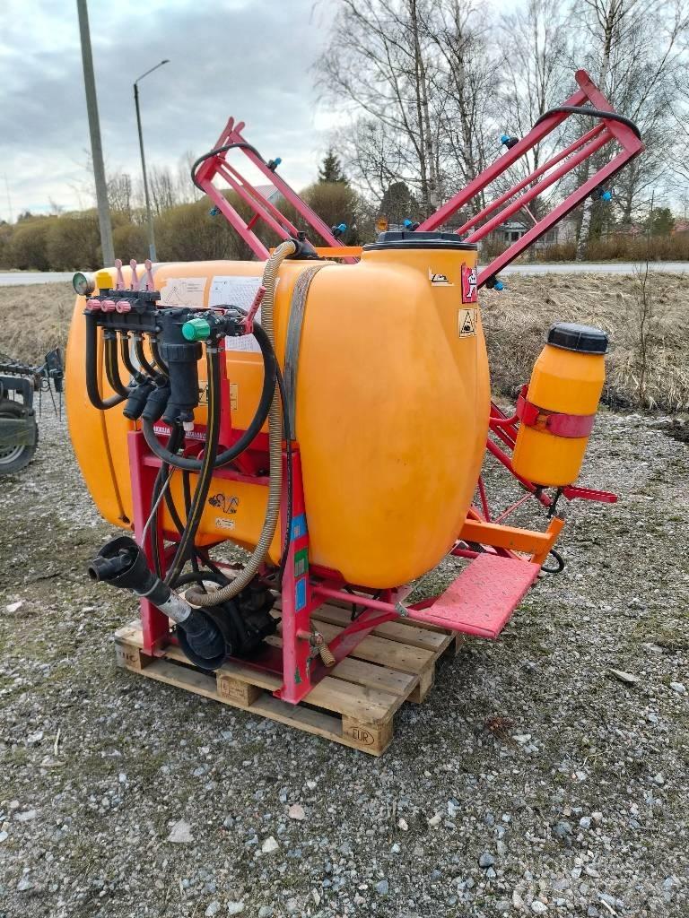 Junkkari 900 / 12 Навісні обприскувачі