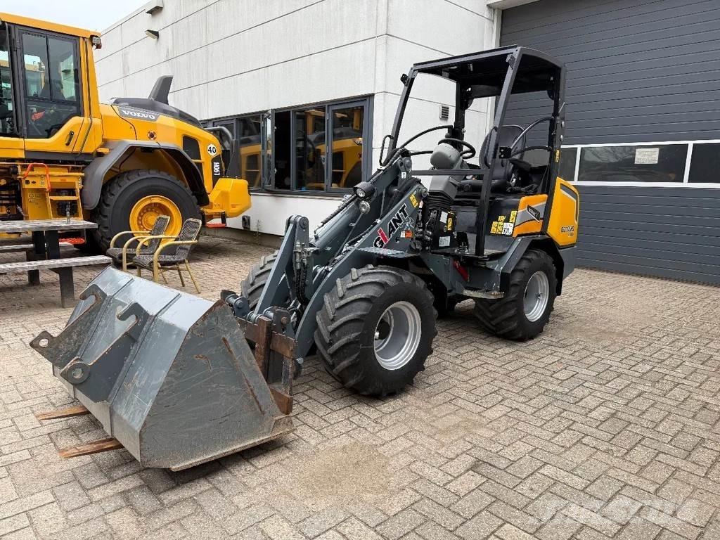 GiANT G2700 Фронтальні навантажувачі