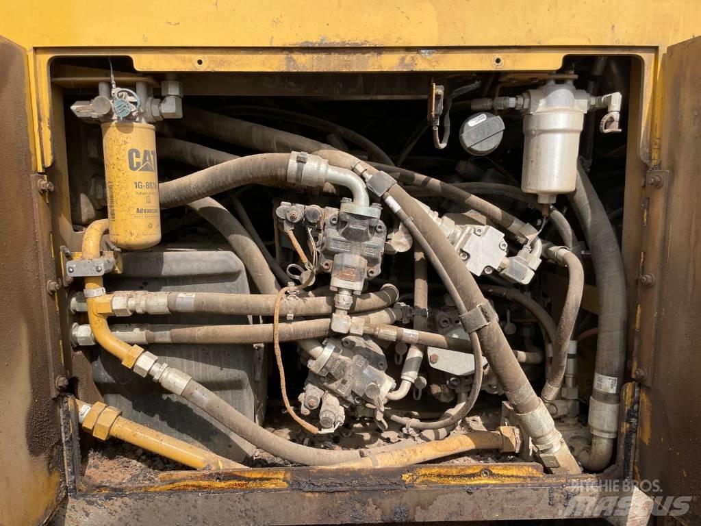 CAT AP555F Асфальтовкладачі