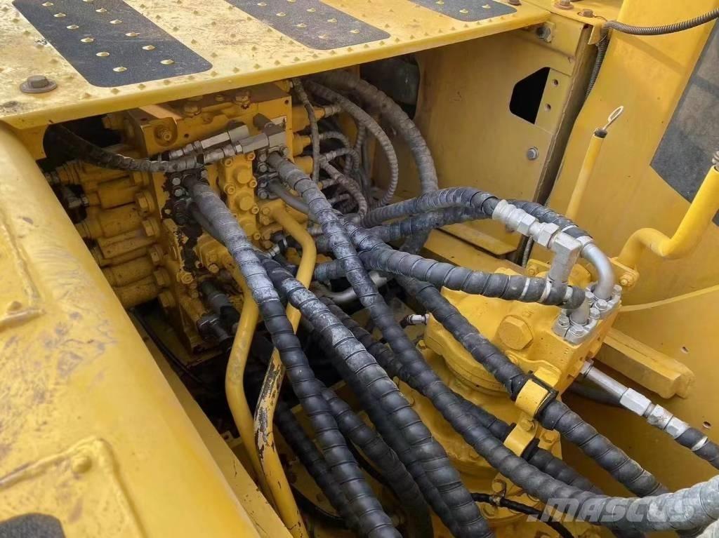 Komatsu pc 220 Гусеничні екскаватори