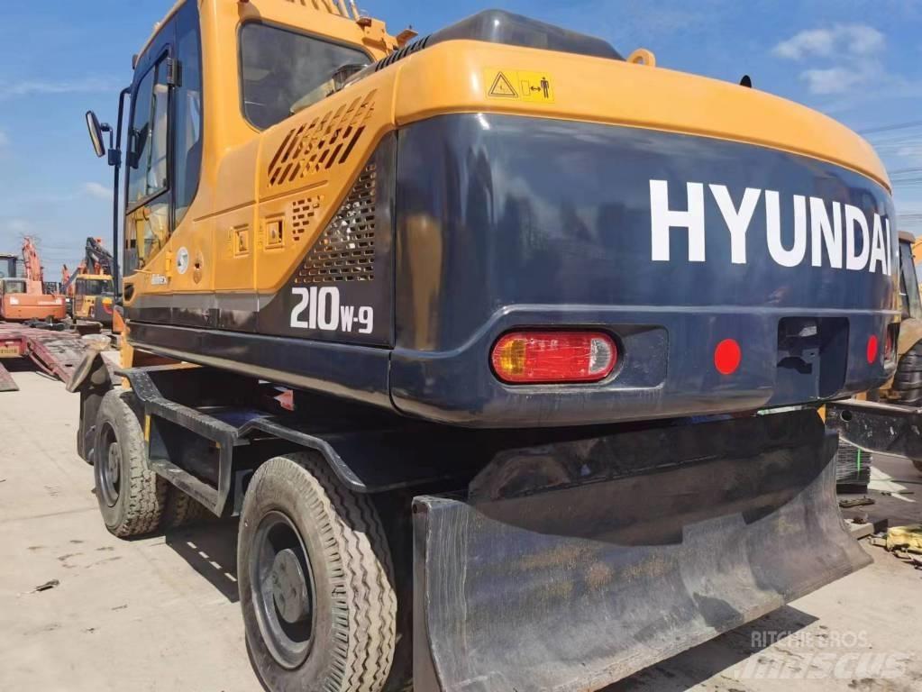 Hyundai R210W-9 Колісні екскаватори