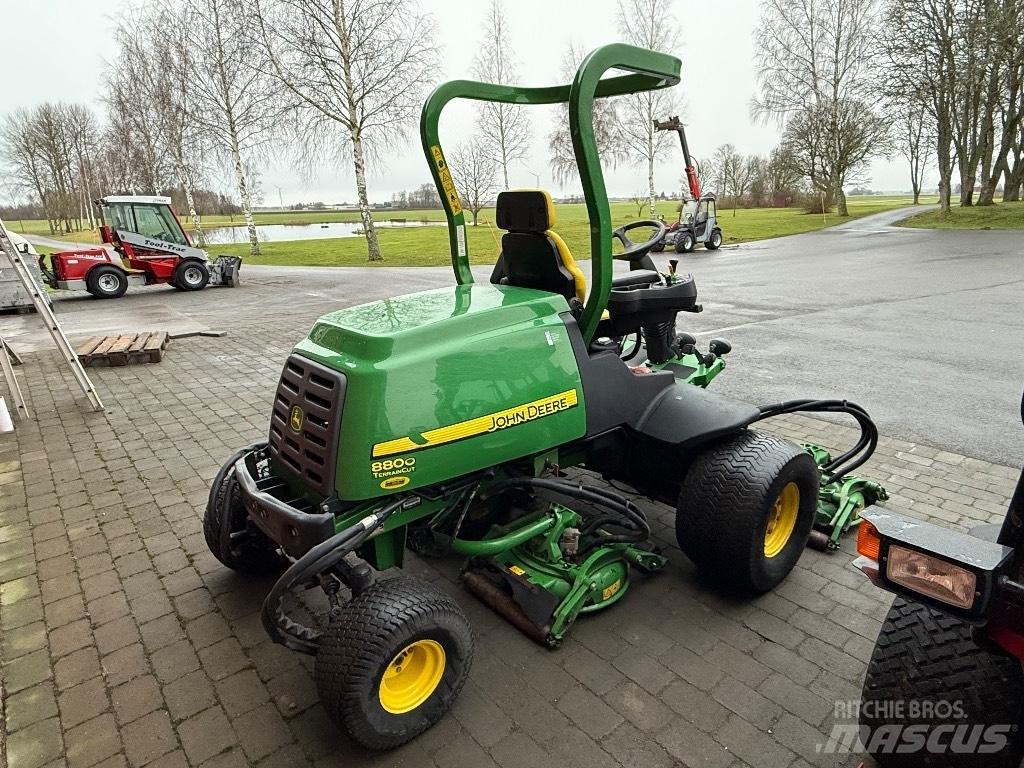 John Deere 8800 Самохідні газонокосарки