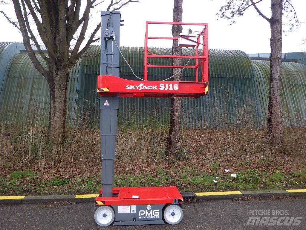 SkyJack SJ16 Вертикальні щоглові підйомники