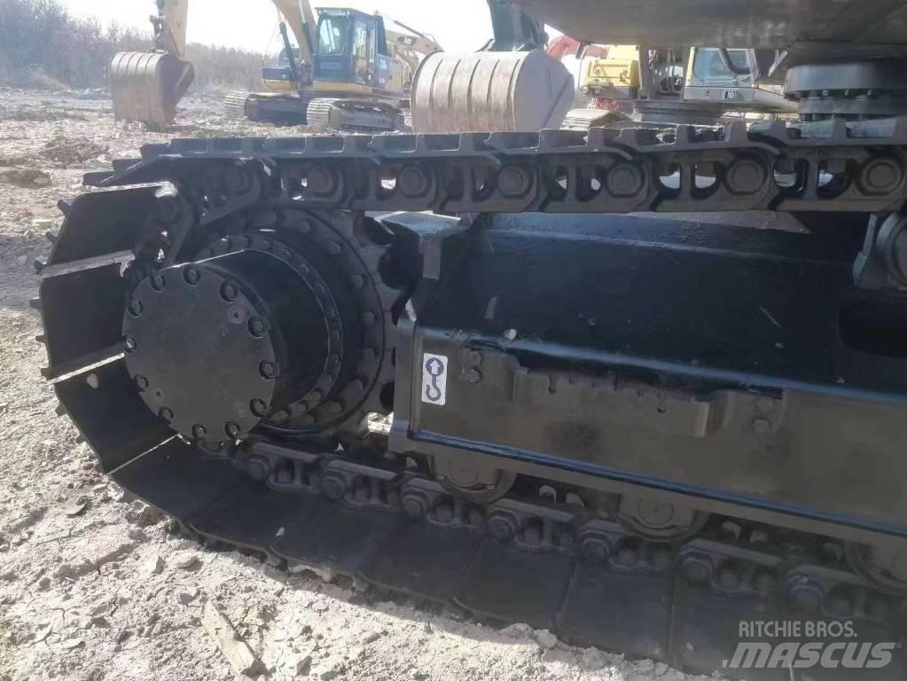 Hitachi ZX 200 Гусеничні екскаватори