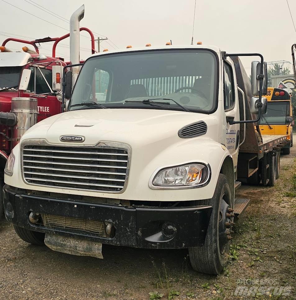 Freightliner M2 Вантажівки-платформи/бокове розвантаження