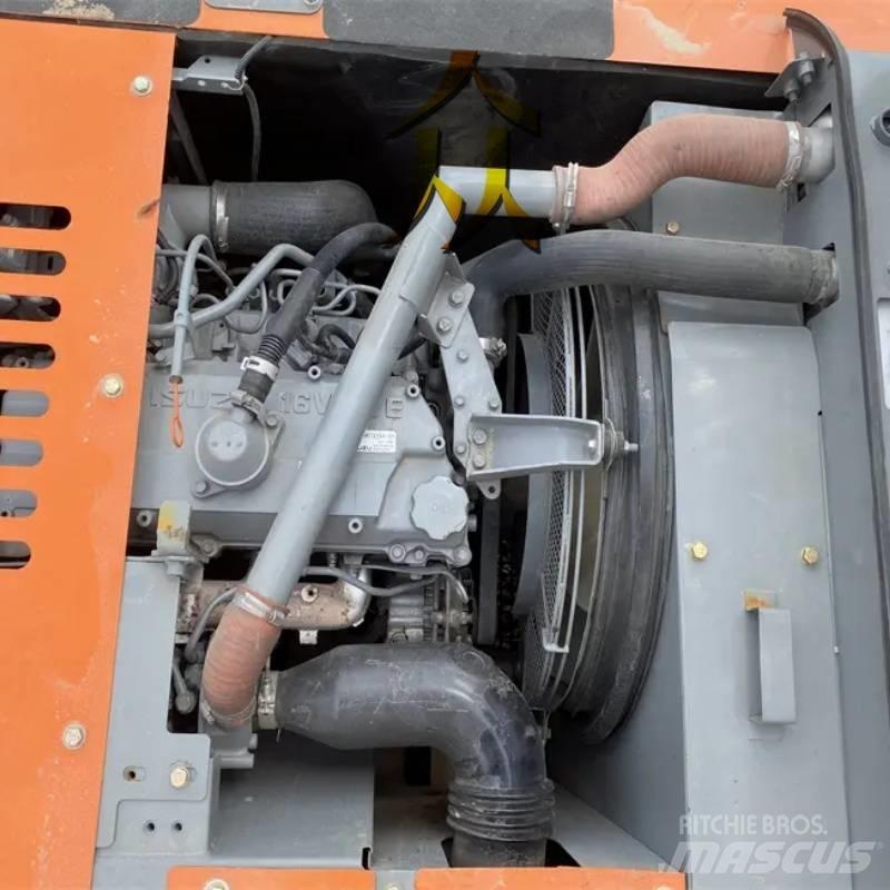 Hitachi ZX 210 Гусеничні екскаватори