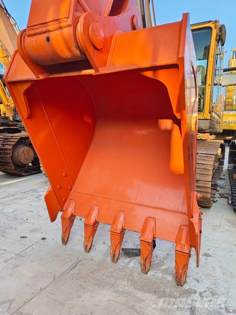 Hitachi ZX 210 Гусеничні екскаватори