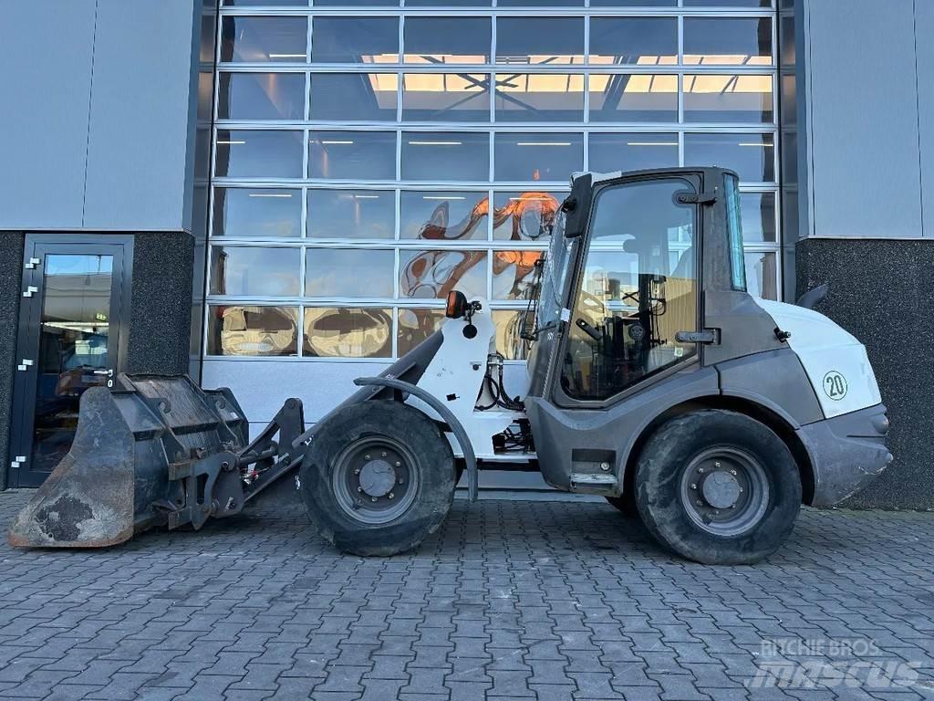Hitachi ZW75 Фронтальні навантажувачі