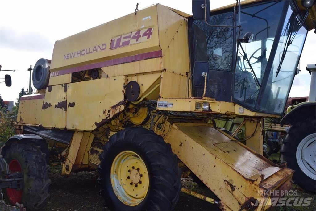 New Holland TF 44 Зернозбиральні комбайни