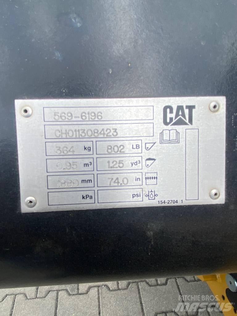 CAT 906 Фронтальні навантажувачі