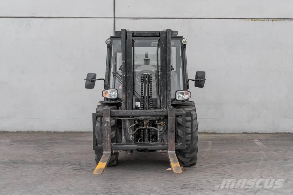 Manitou MC 30-4 Дизельні навантажувачі