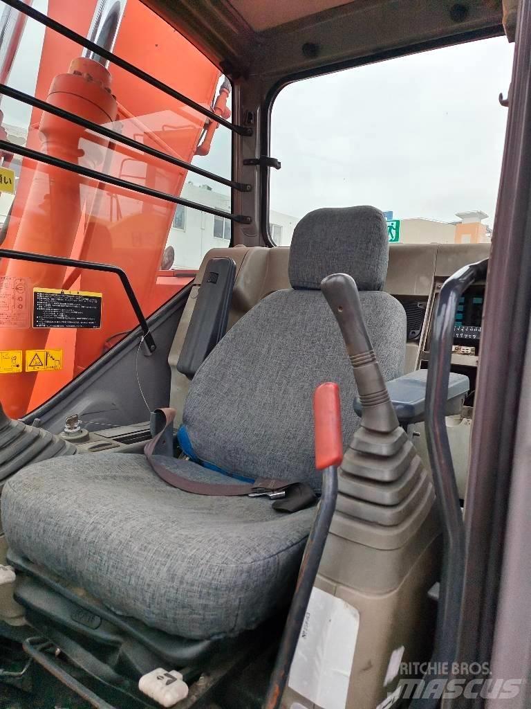 Hitachi ZX 135 US Гусеничні екскаватори