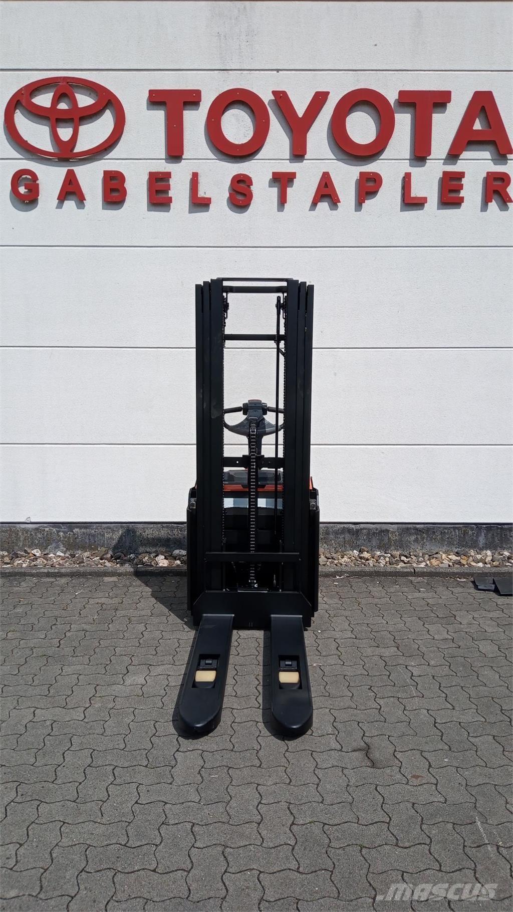 Toyota SWE140L Самохідні електроштабелери