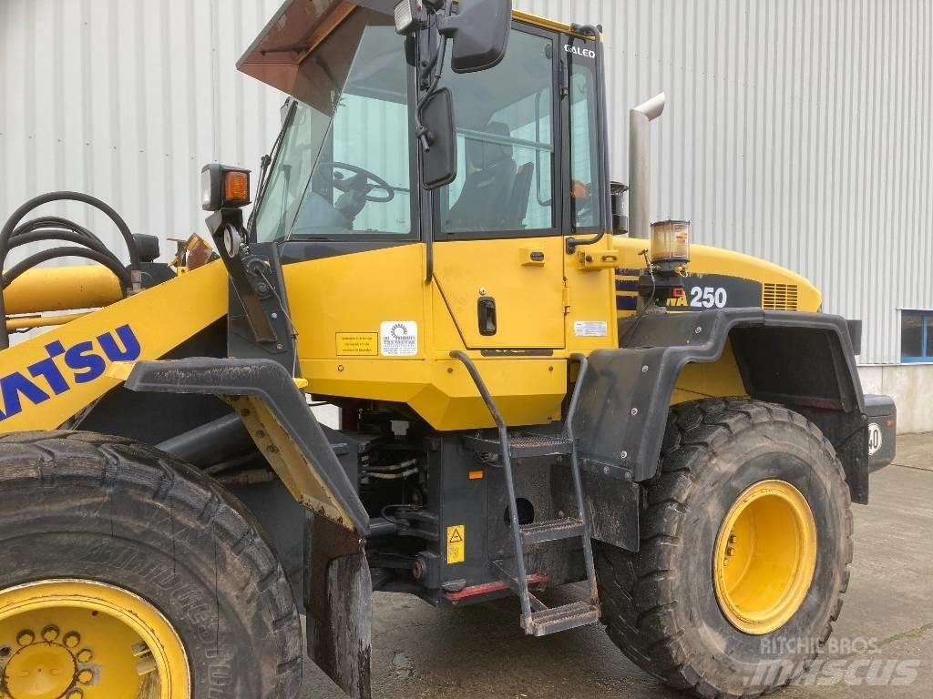 Komatsu WA 250 Фронтальні навантажувачі