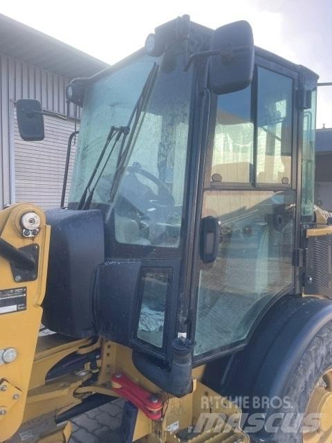 CAT 906 Фронтальні навантажувачі