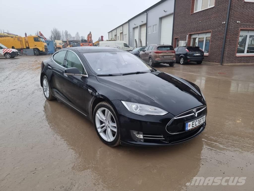 Tesla Model S P85 Автомобілі