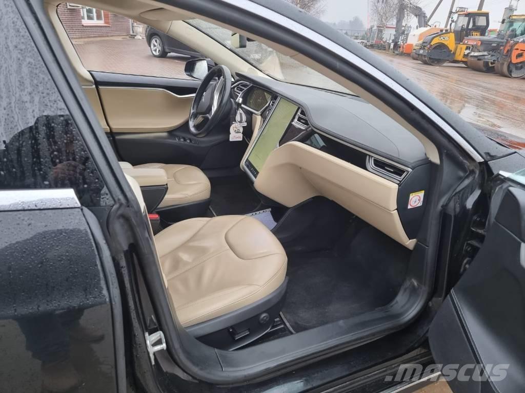Tesla Model S P85 Автомобілі