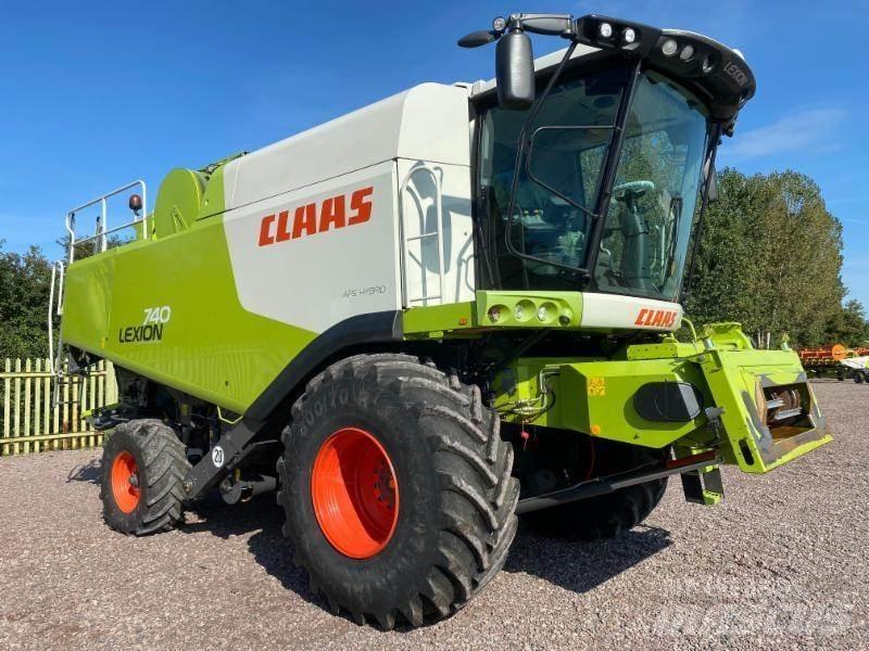 CLAAS LEXION 740 Зернозбиральні комбайни