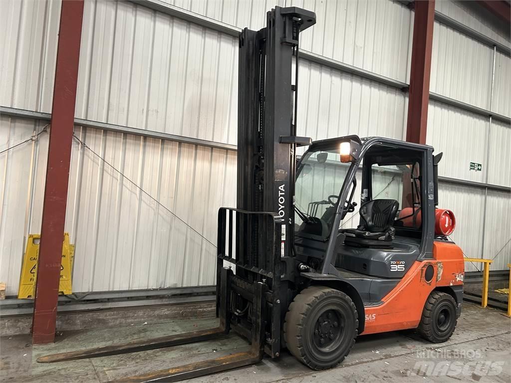 Toyota 02-8FGJF35 Газові навантажувачі