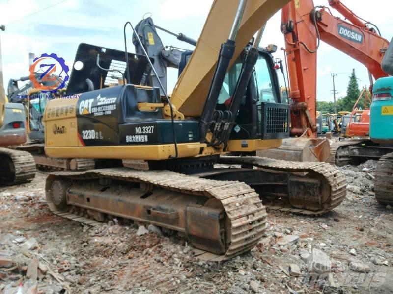 CAT 323 D L Гусеничні екскаватори
